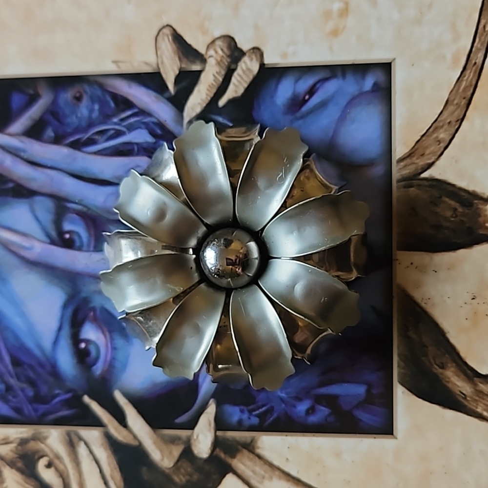 Vintage Elegant Unique Silver Metal Daisy Brooch Pin